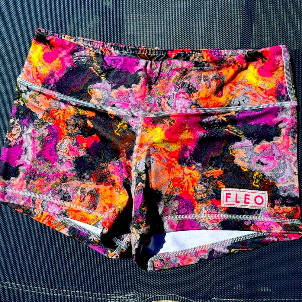 Large fleo work out shorts